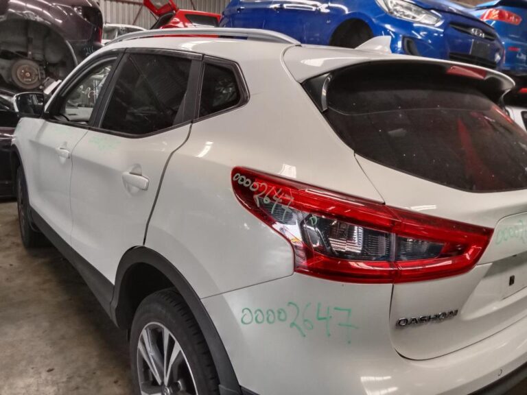 Nissan Qashqai 2018 white wrecking