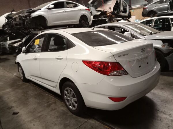 Hyundai accent 2014 White Wrecking
