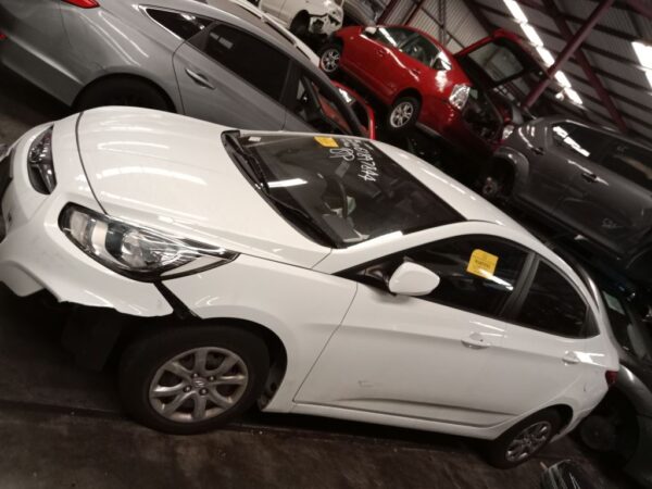 Hyundai accent 2014 White Wrecking