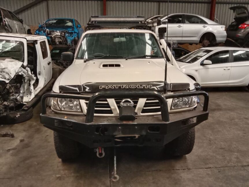Nissan patrol 2004 White Wrecking