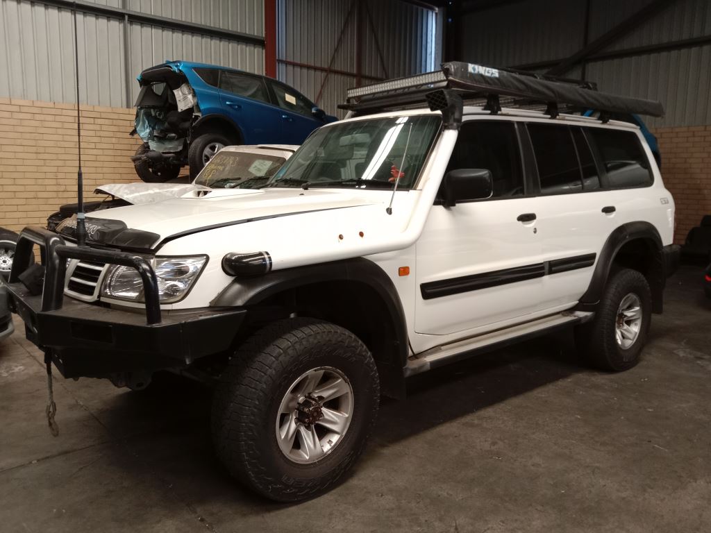 Nissan patrol 2004 White Wrecking