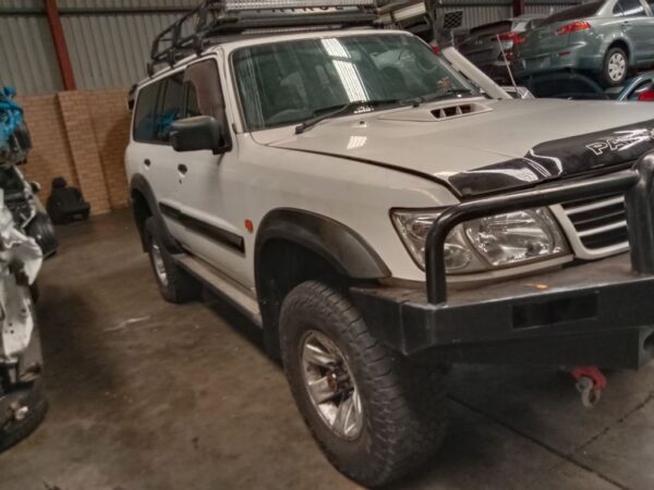 Nissan patrol 2004 White Wrecking