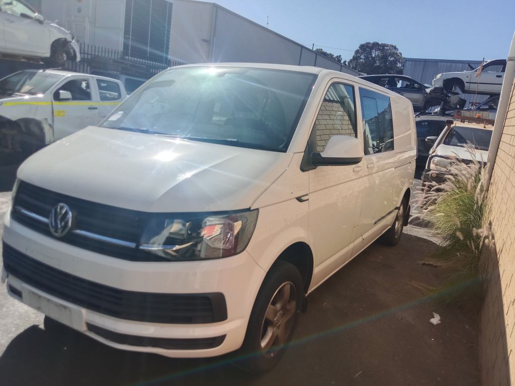 Volkswagen transporter 2019 White Wrecking
