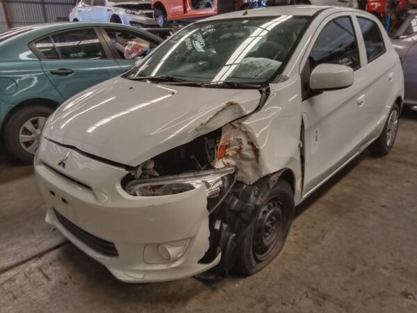 Mitsubishi mirage 2013 White Wrecking