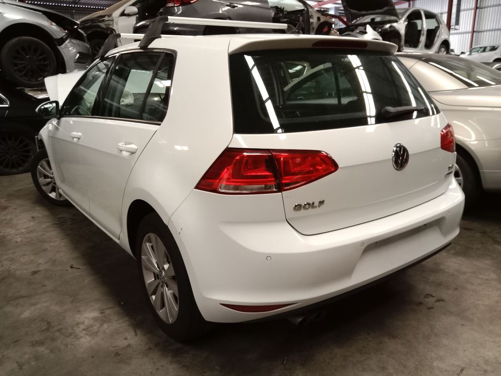 Volkswagen golf 2014 White Wrecking