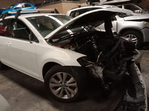 Volkswagen golf 2014 White Wrecking