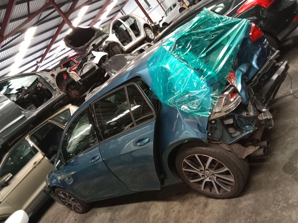 Volkswagen golf 2015 Blue Wrecking