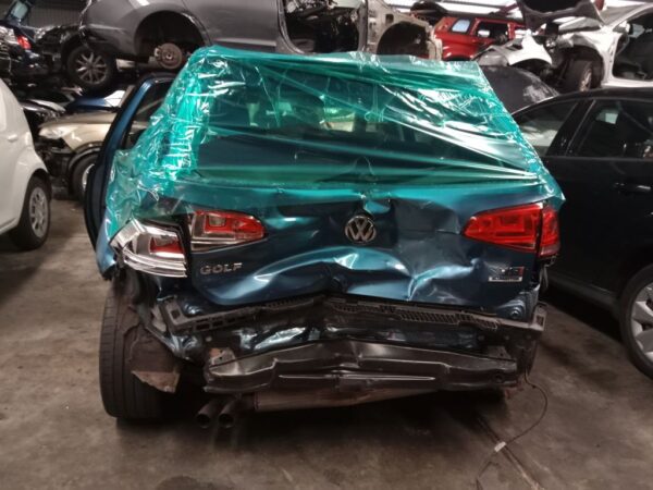Volkswagen golf 2015 Blue Wrecking
