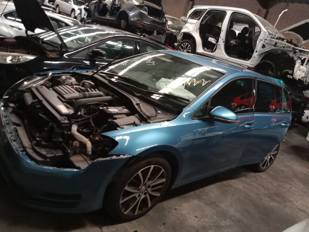 Volkswagen golf 2015 Blue Wrecking