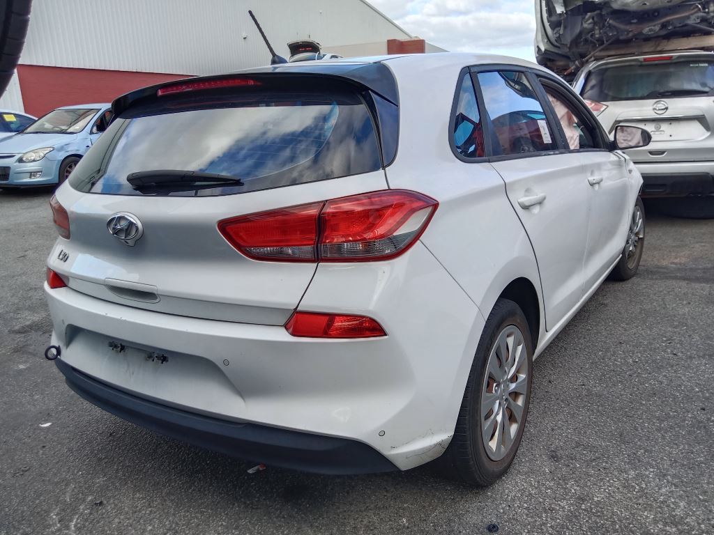 Hyundai i30 2018 White Wrecking