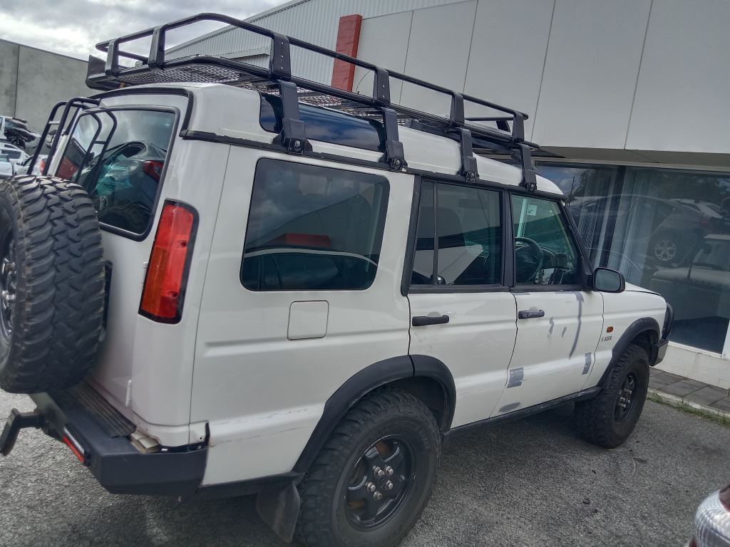 Land Rover Discovery 2004 White Wrecking