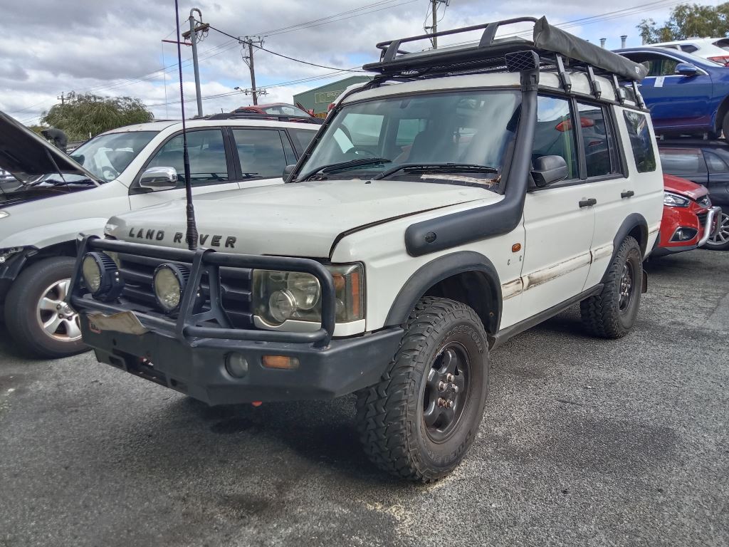Land Rover Discovery 2004 White Wrecking