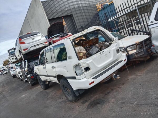  Toyota LandCruiser 100 series 2006 White Wrecking