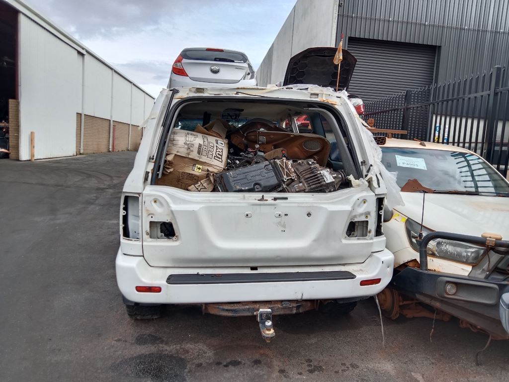  Toyota LandCruiser 100 series 2006 White Wrecking