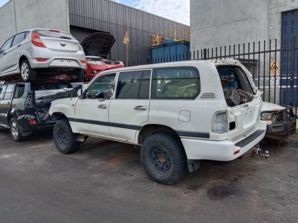  Toyota LandCruiser 100 series 2006 White Wrecking