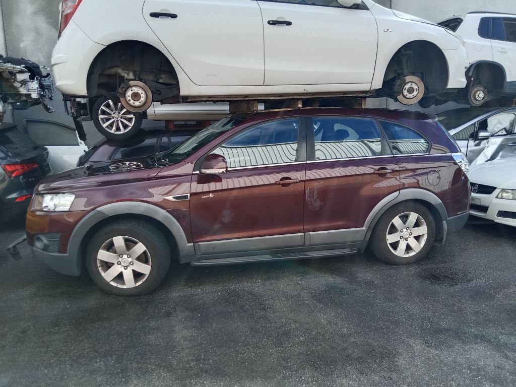 Holden captiv 2012 maroon Wrecking