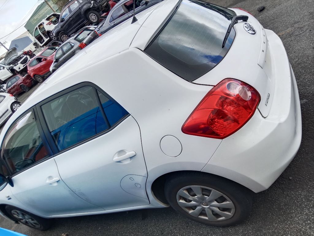Toyota corolla hatchback 2008 White Wrecking