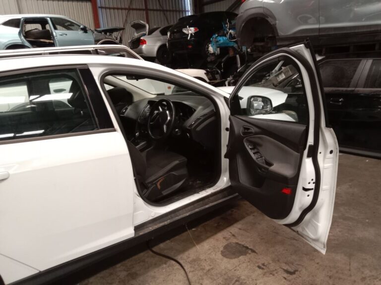 Ford Focus 2013 White Wrecking