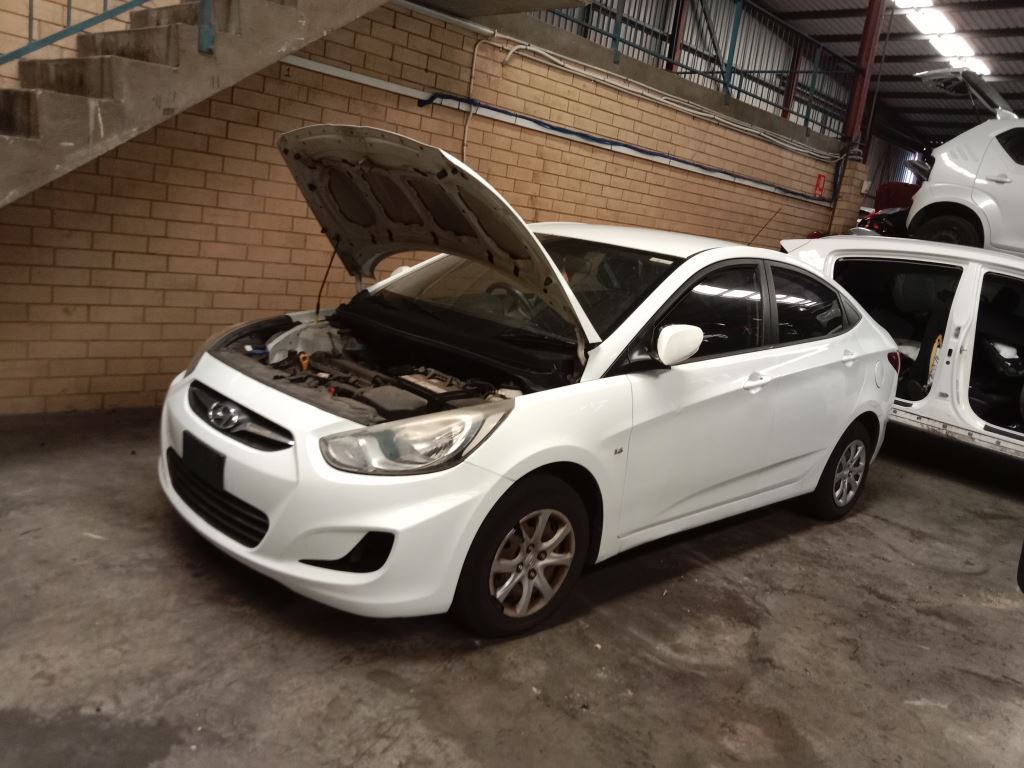 Hyundai accent 2012 White Wrecking