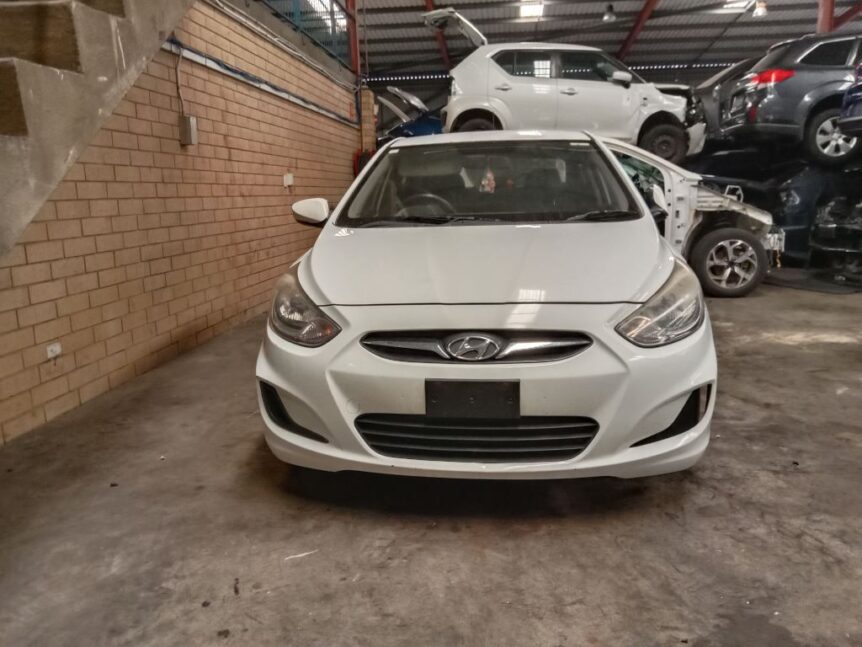 Hyundai accent 2012 White Wrecking