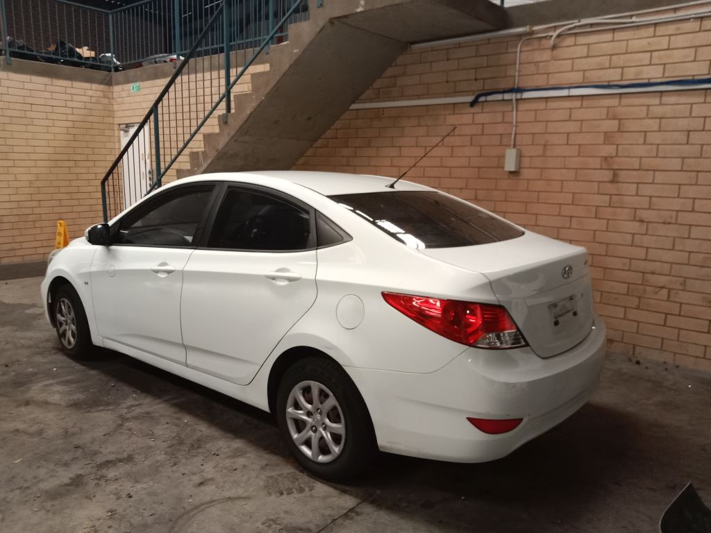 Hyundai accent 2012 White Wrecking