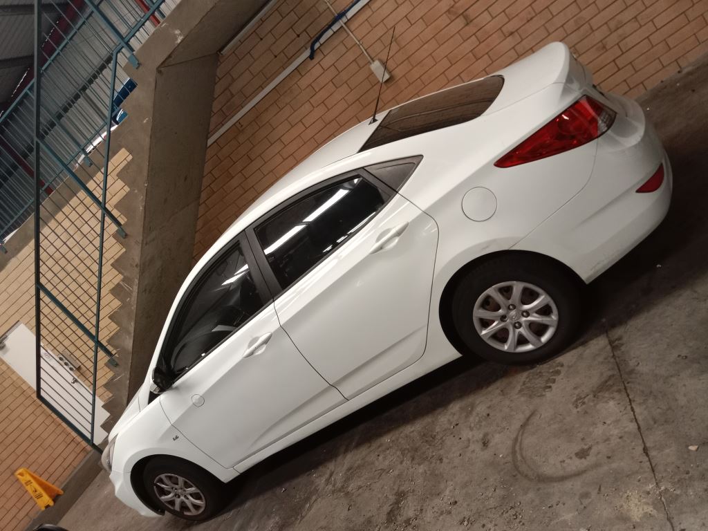 Hyundai accent 2012 White Wrecking