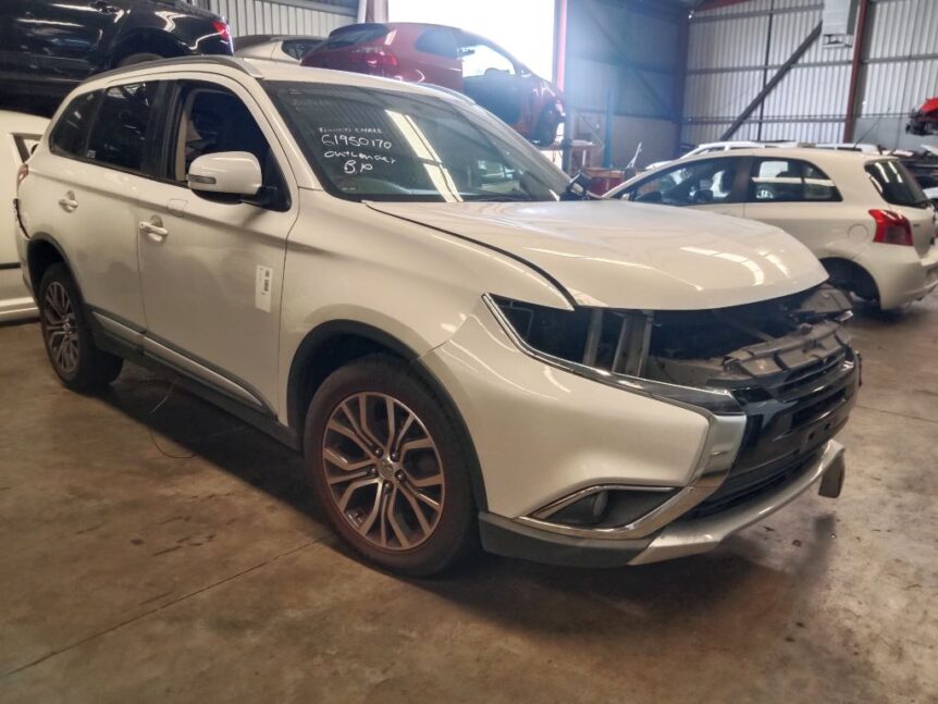 Mitsubishi outlander 2017 White Wrecking