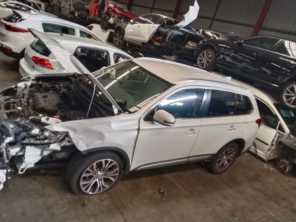 Mitsubishi outlander 2017 White Wrecking