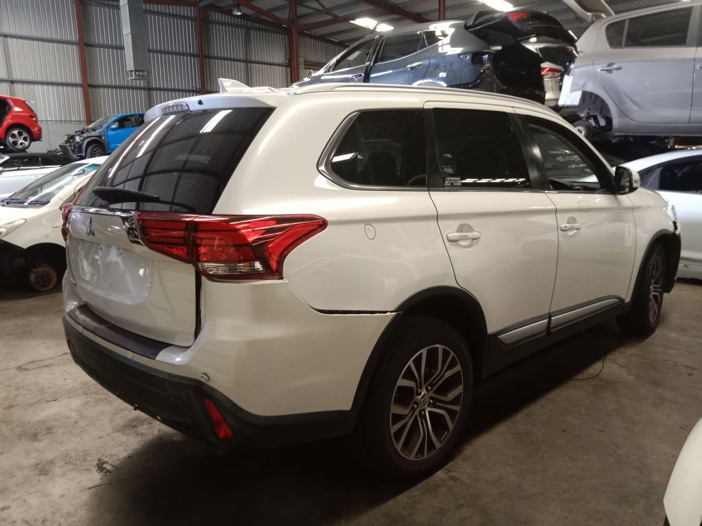 Mitsubishi outlander 2017 White Wrecking