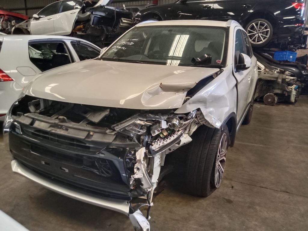 Mitsubishi outlander 2017 White Wrecking