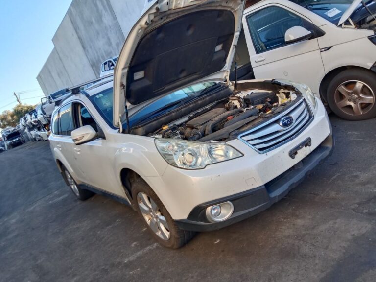 Subaru outback 2009 White Wrecking