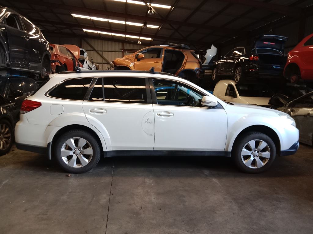 Subaru outback 2009 White Wrecking