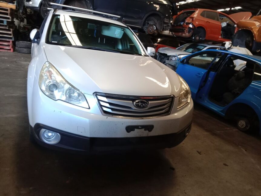 Subaru outback 2009 White Wrecking
