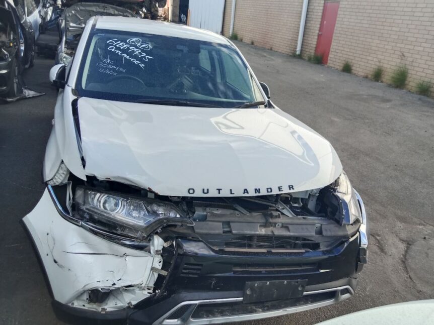 Mitsubishi outlander 2020 White Wrecking