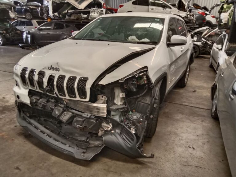 Jeep Cherokee 2014 White Wrecking