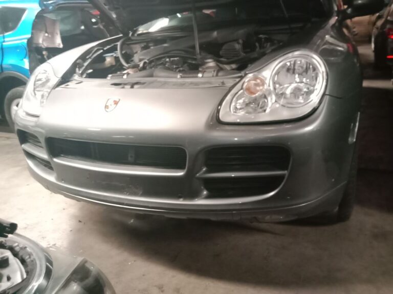 Porsche Cayenne 2005 Grey Wrecking