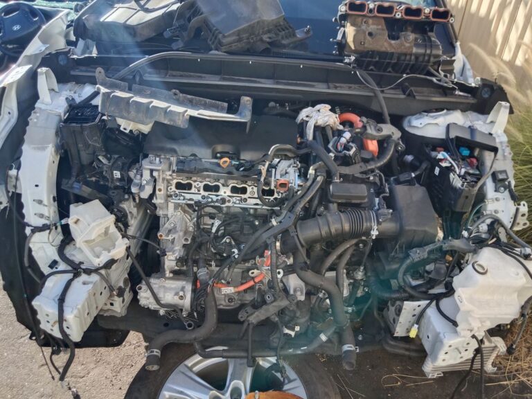 Toyota Kluger 2021 hybrid White Wrecking