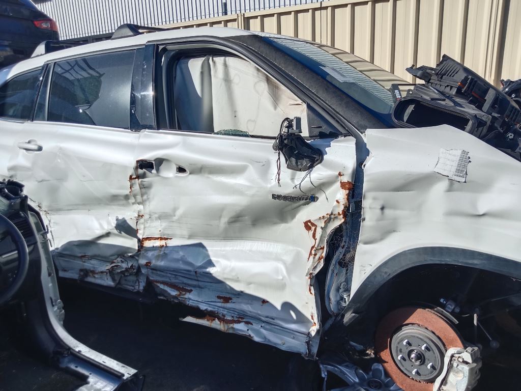 Toyota Kluger 2021 hybrid White Wrecking