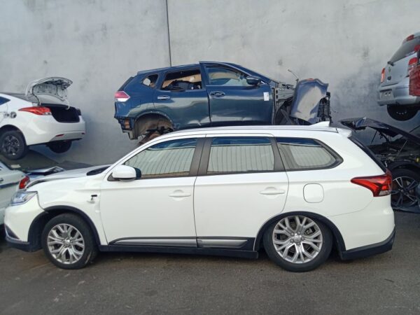 Mitsubishi outlander 2020 White Wrecking