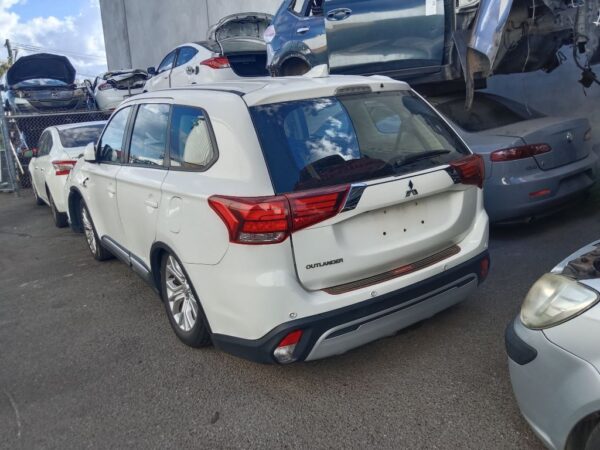 Mitsubishi outlander 2020 White Wrecking