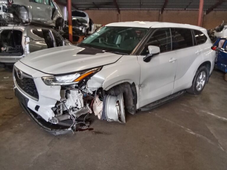 Toyota Kluger 2022 White Wrecking