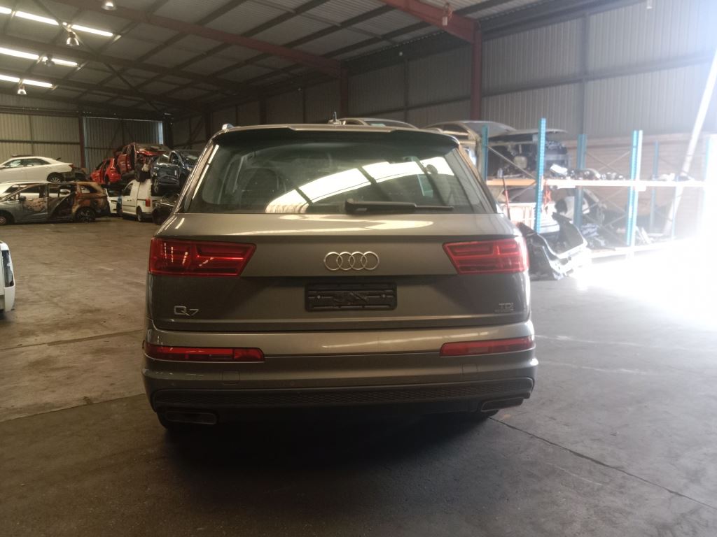 Audi Q7 2016 Grey Wrecking