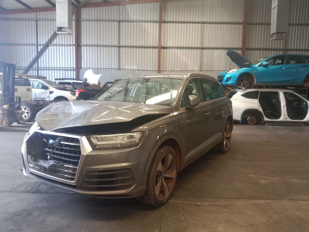 Audi Q7 2016 Grey Wrecking