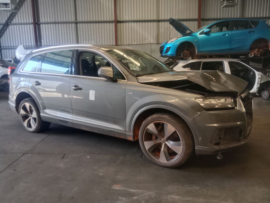 Audi Q7 2016 Grey Wrecking
