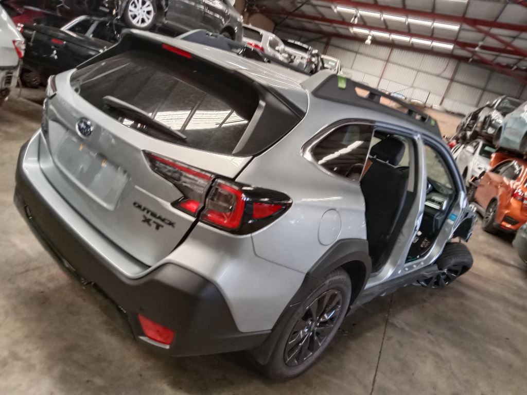 Subaru outback 2023 Grey Wrecking