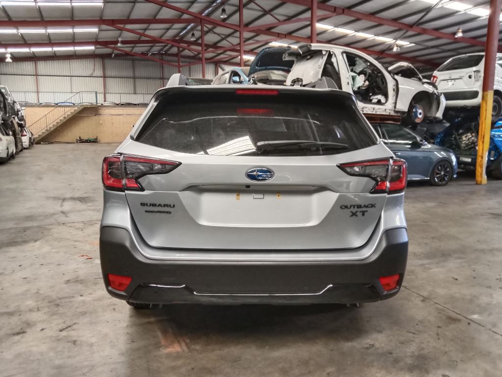 Subaru outback 2023 Grey Wrecking