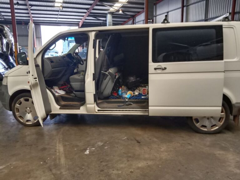Volkswagen transporter 2006 White Wrecking