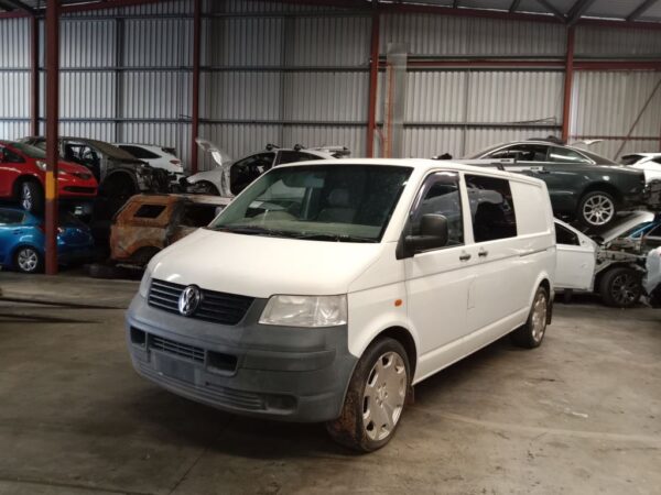 Volkswagen transporter 2006 White Wrecking