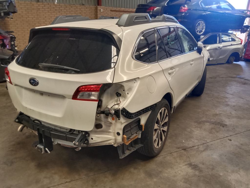 Subaru outback 2015 White Wrecking