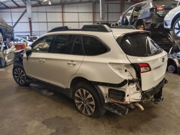 Subaru outback 2015 White Wrecking